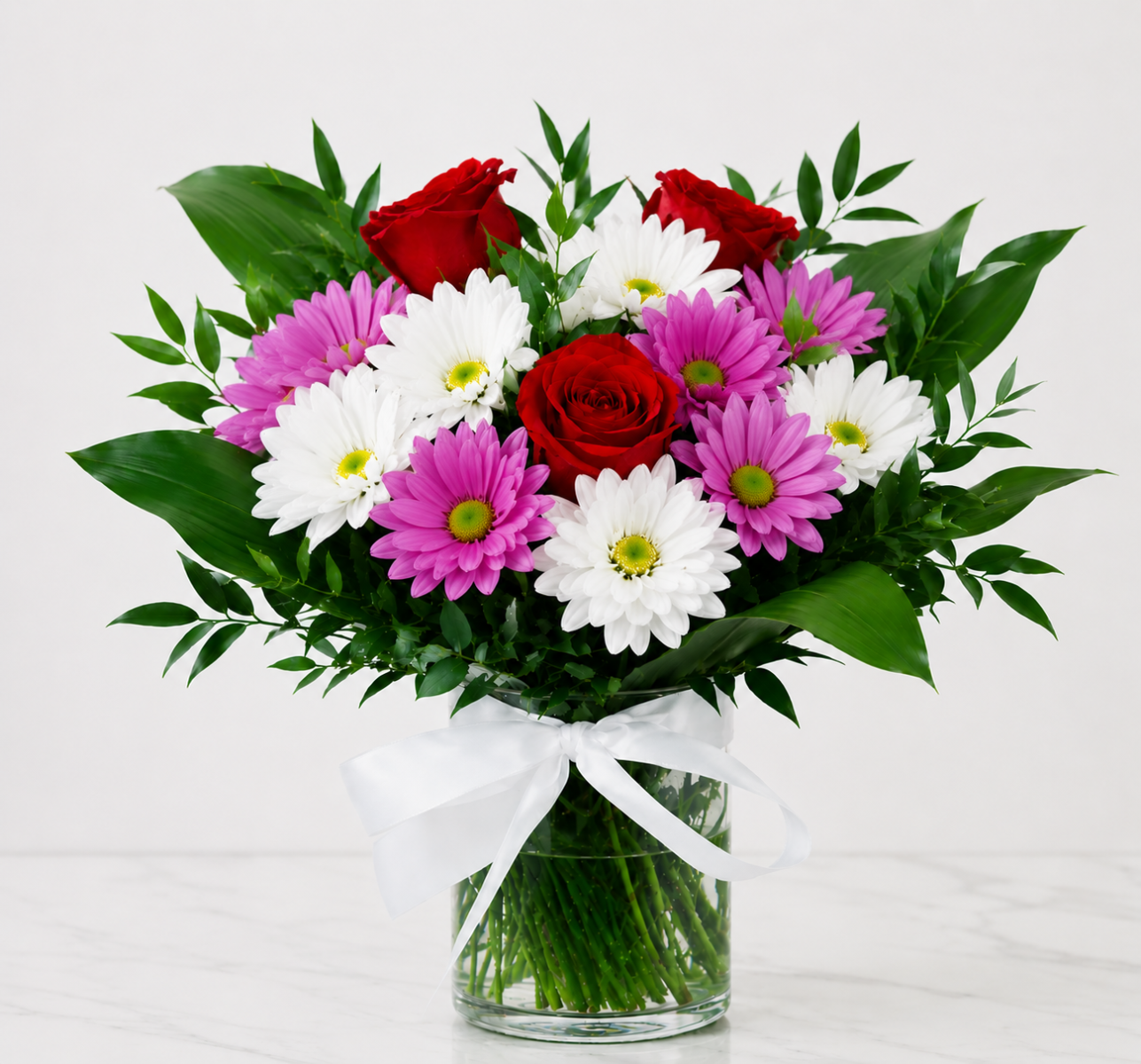 Marguerites et roses rouges