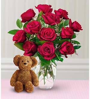 Douze roses et un ourson