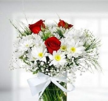 Marguerites et roses rouges
